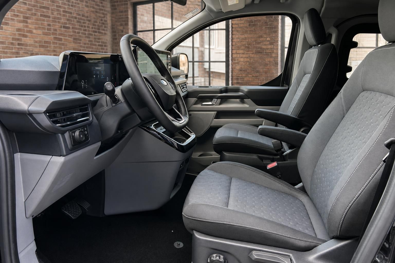 Ford Van Innenraum mit Vordersitzen und Cockpit im Detail