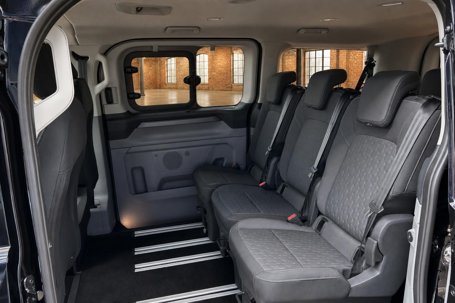 Ford Van Innenraum mit dritter Sitzreihe und Schiebetür