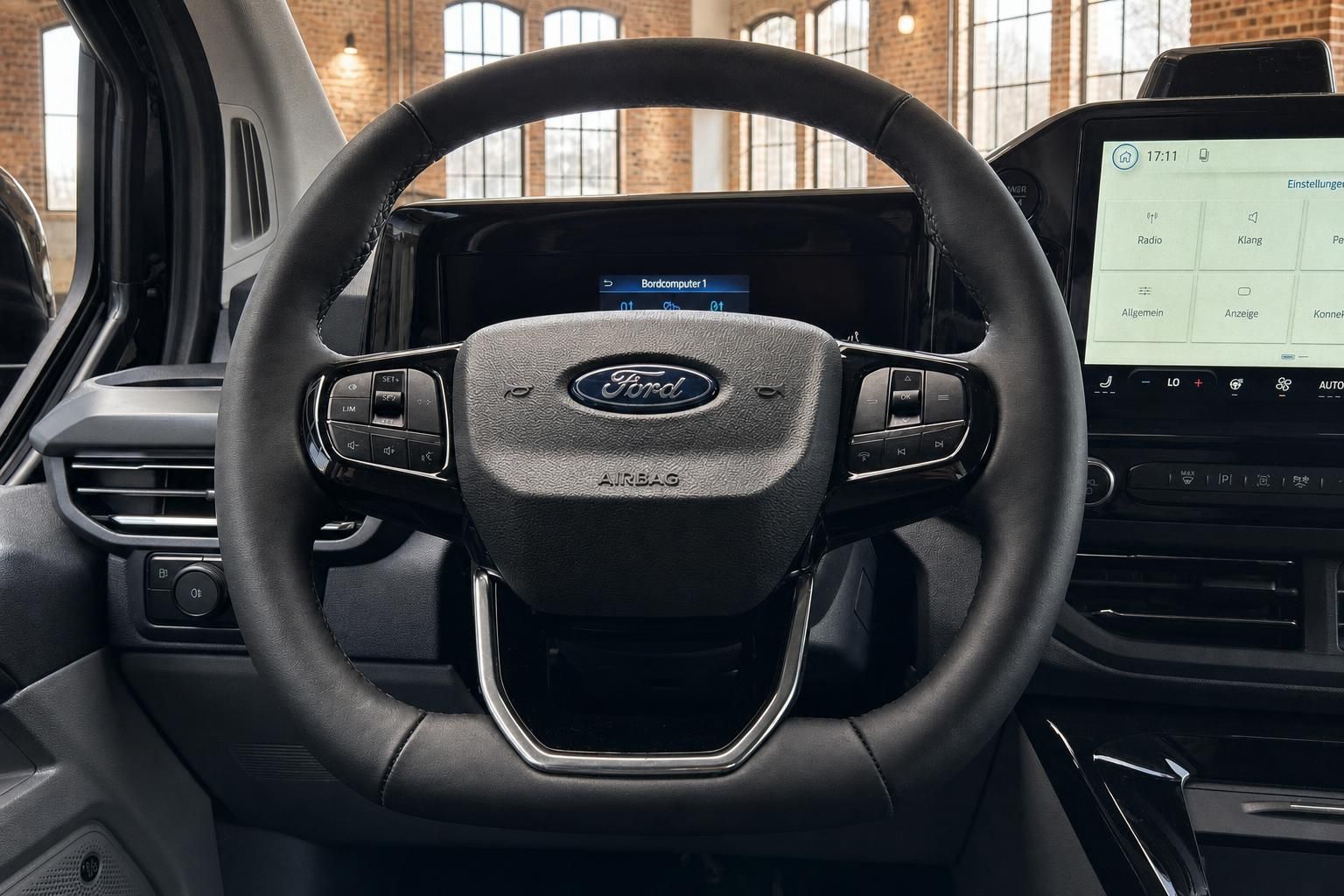 Ford Lenkrad Nahaufnahme mit Bedienelementen und Display