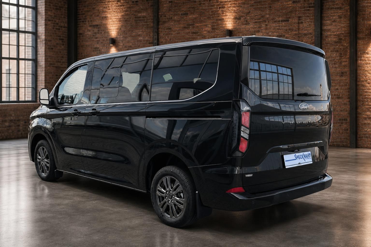 Ford Tourneo schwarz Seitenansicht Heck mit Alufelgen in Halle