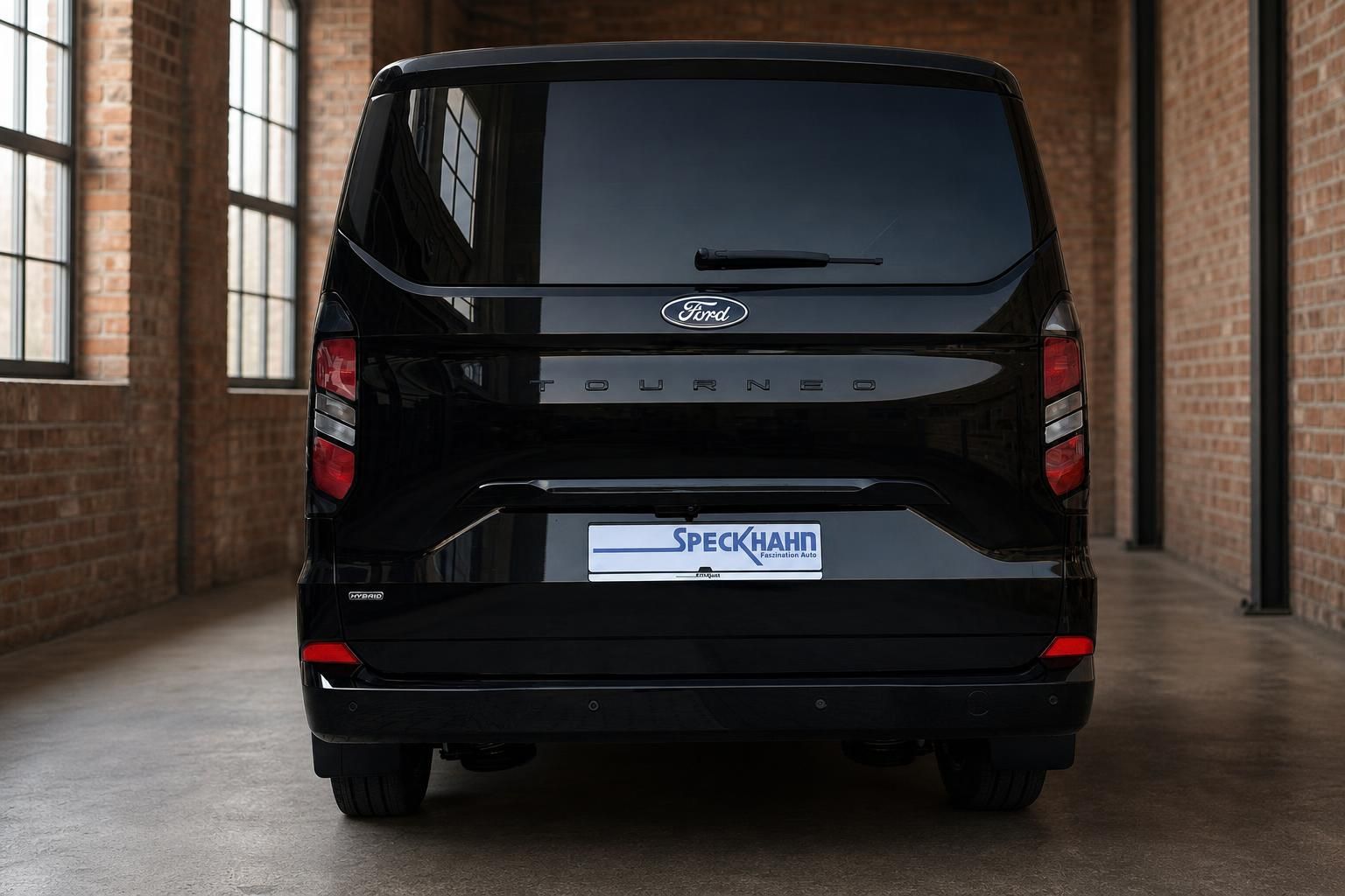 Ford Tourneo schwarz Heckansicht mit Rueckleuchten in Industriehalle