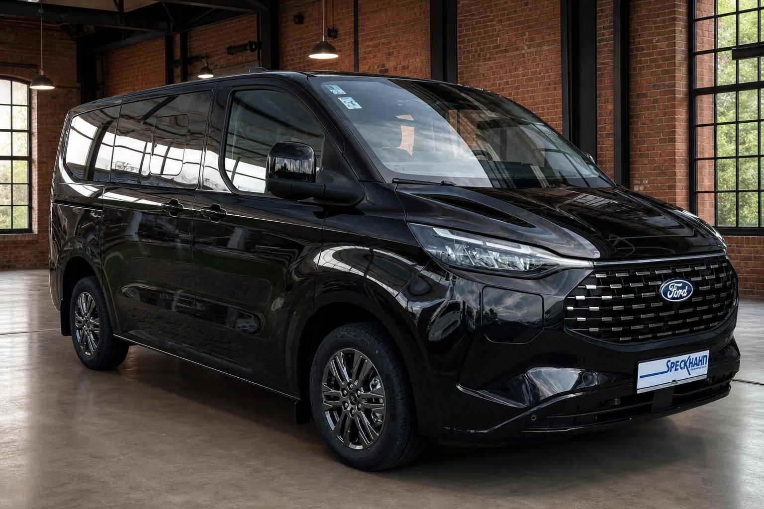 Ford Tourneo schwarz Frontansicht seitlich in Industriehalle mit Fenstern