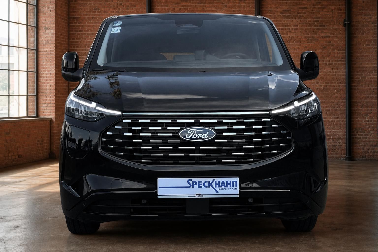 Ford Van schwarz Frontansicht mit Kuehlergrill und Ford Logo