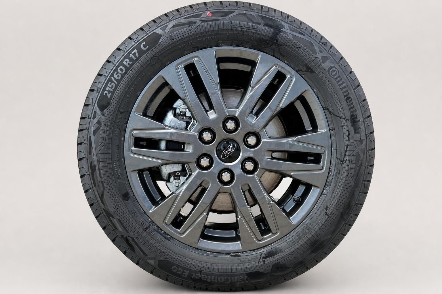 Ford Alufelge mit Continental Reifen im Detail