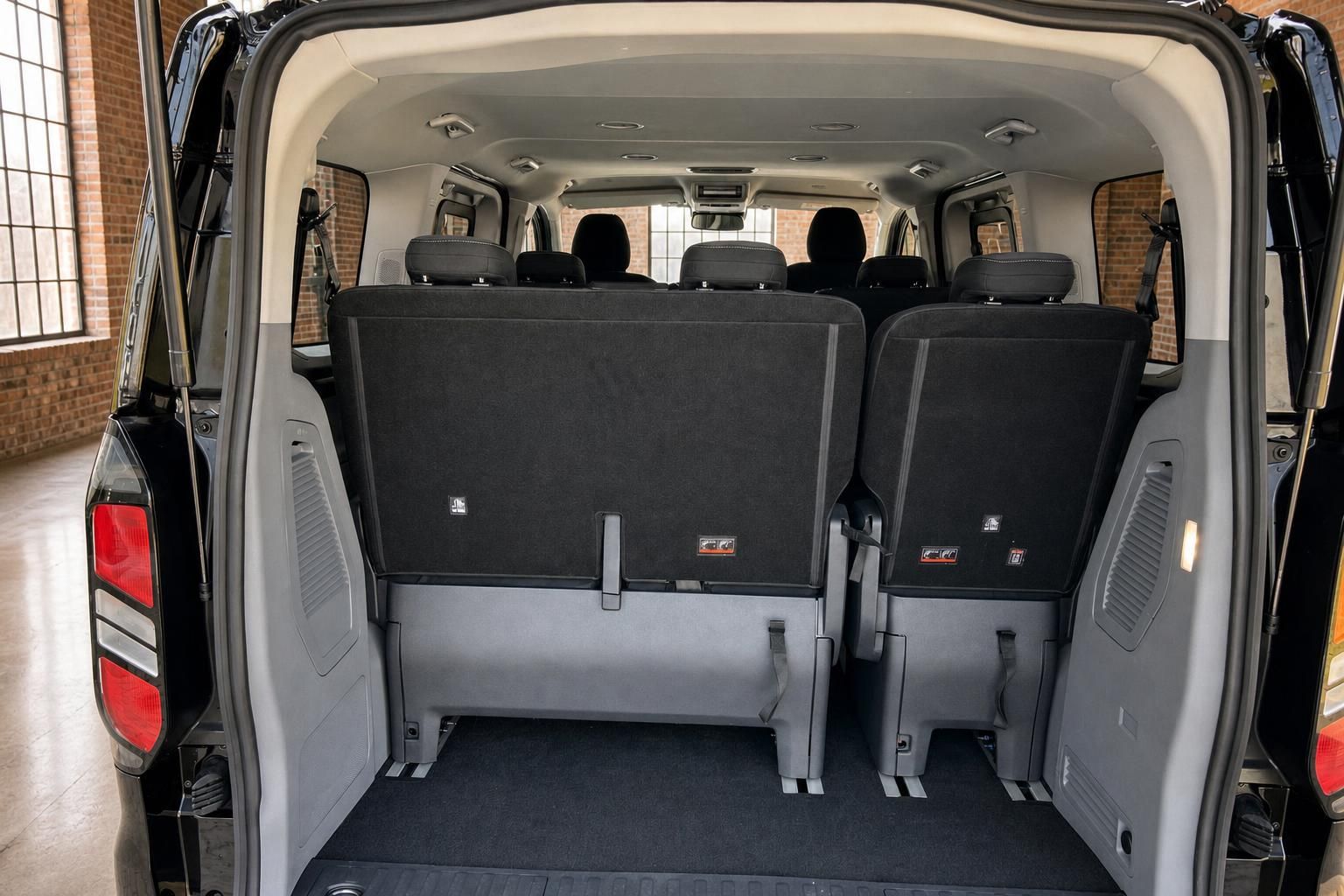Ford Van Innenraum Blick durch geoeffnete Heckklappe auf Sitzreihen