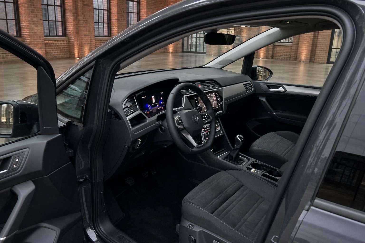 VW Touran Innenraum Fahrersitz Cockpit und Lenkrad Ansicht