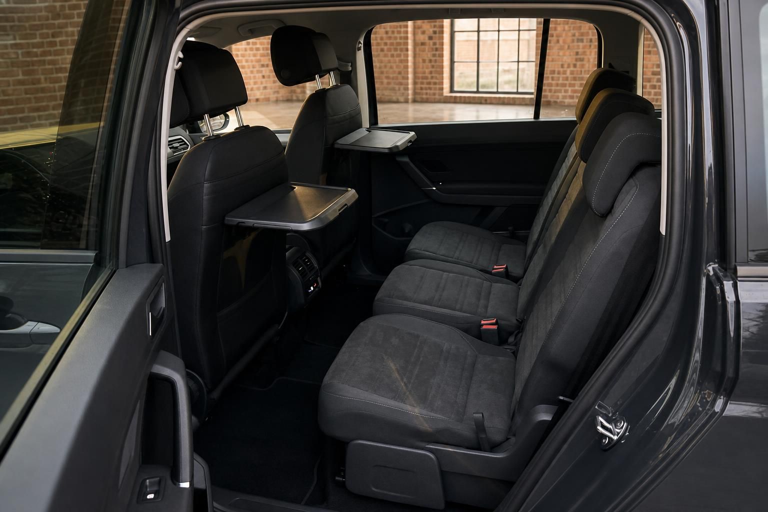 VW Touran Rücksitzbank mit klappbaren Tischen im Fond