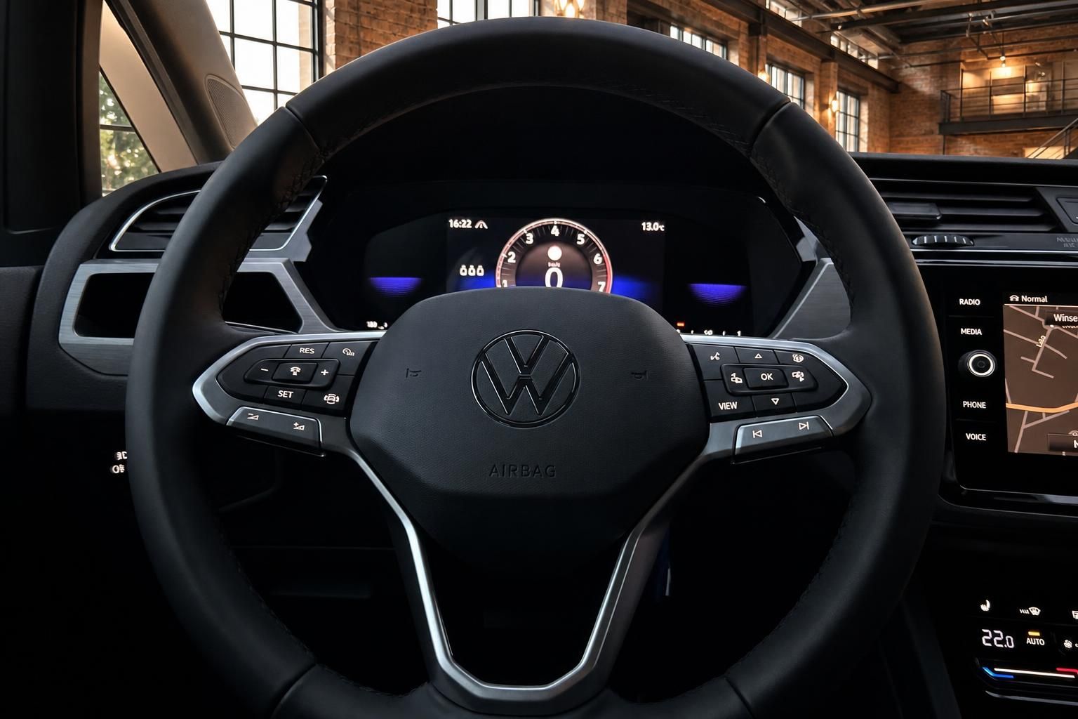 VW Lenkrad Nahaufnahme mit Multifunktionstasten und Tacho