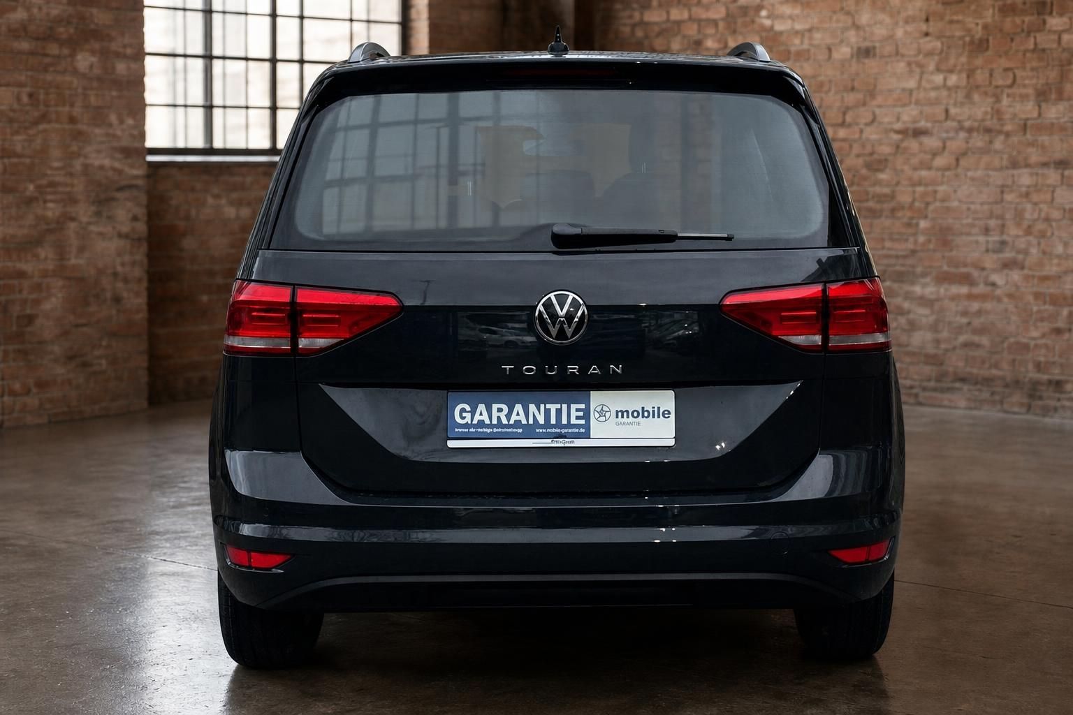 VW Touran schwarz Heckansicht frontal mit Rueckleuchten