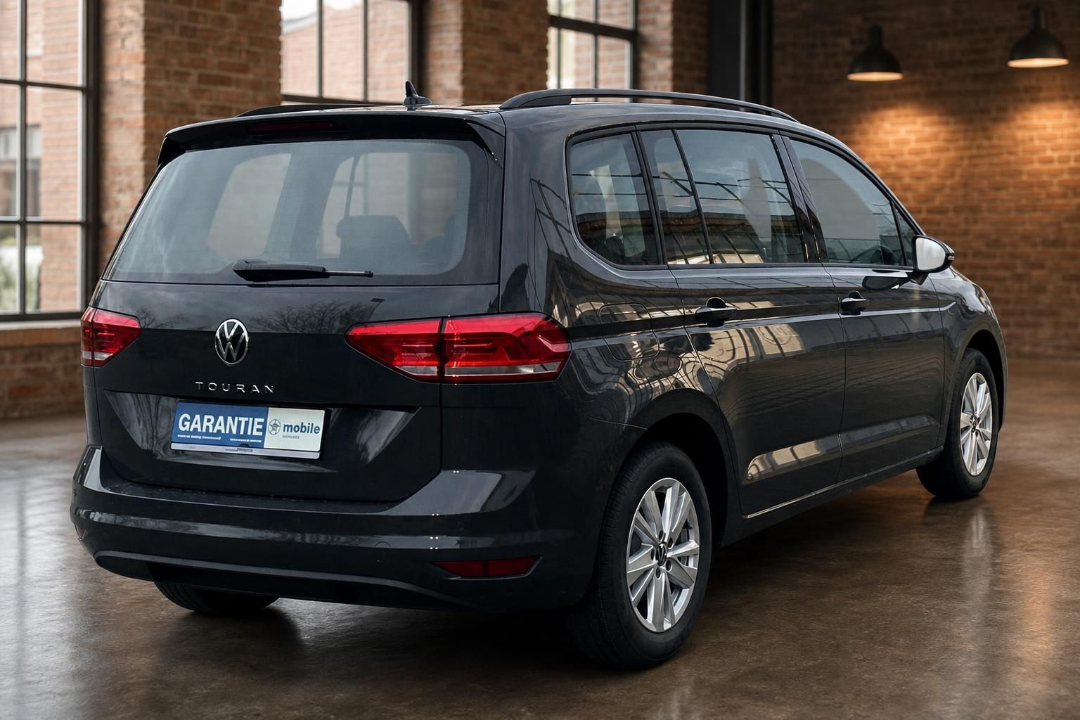 VW Touran schwarz Heck schraeg von hinten in Halle