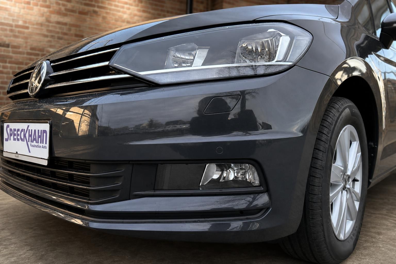 VW Touran Frontstoßstange und Scheinwerfer Detailansicht grau