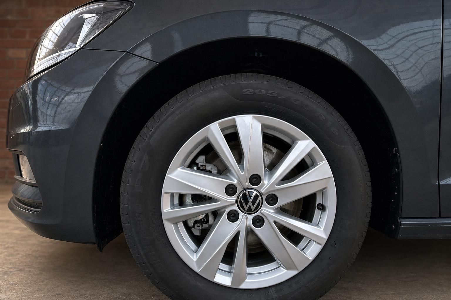 VW Touran Felge und Reifen Detailansicht Vorderrad grau