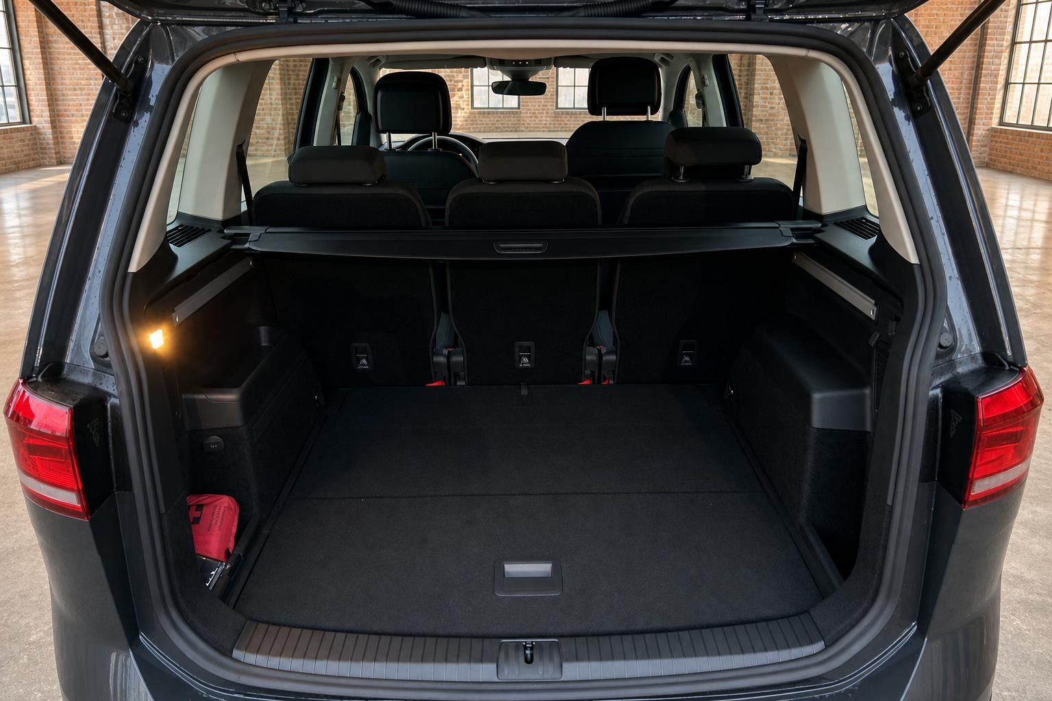VW Touran Kofferraum leer mit umgeklappter Sitzbank Ansicht