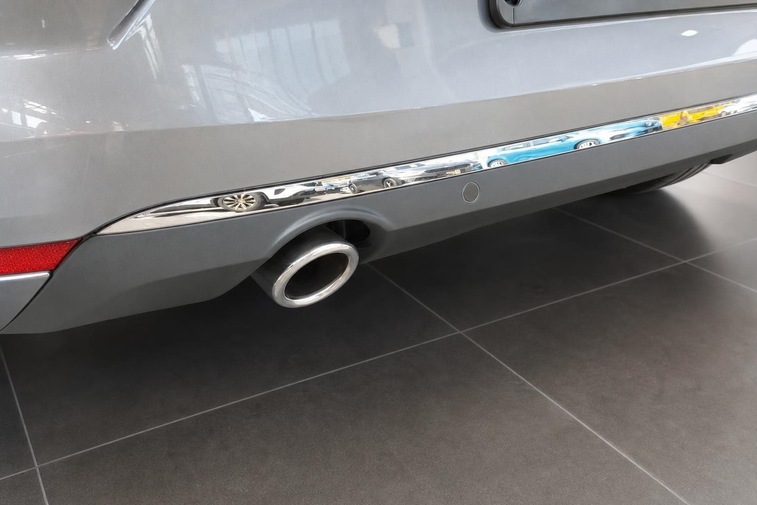 Detailansicht Auspuffendrohr und Heckstoßstange eines Fahrzeugs