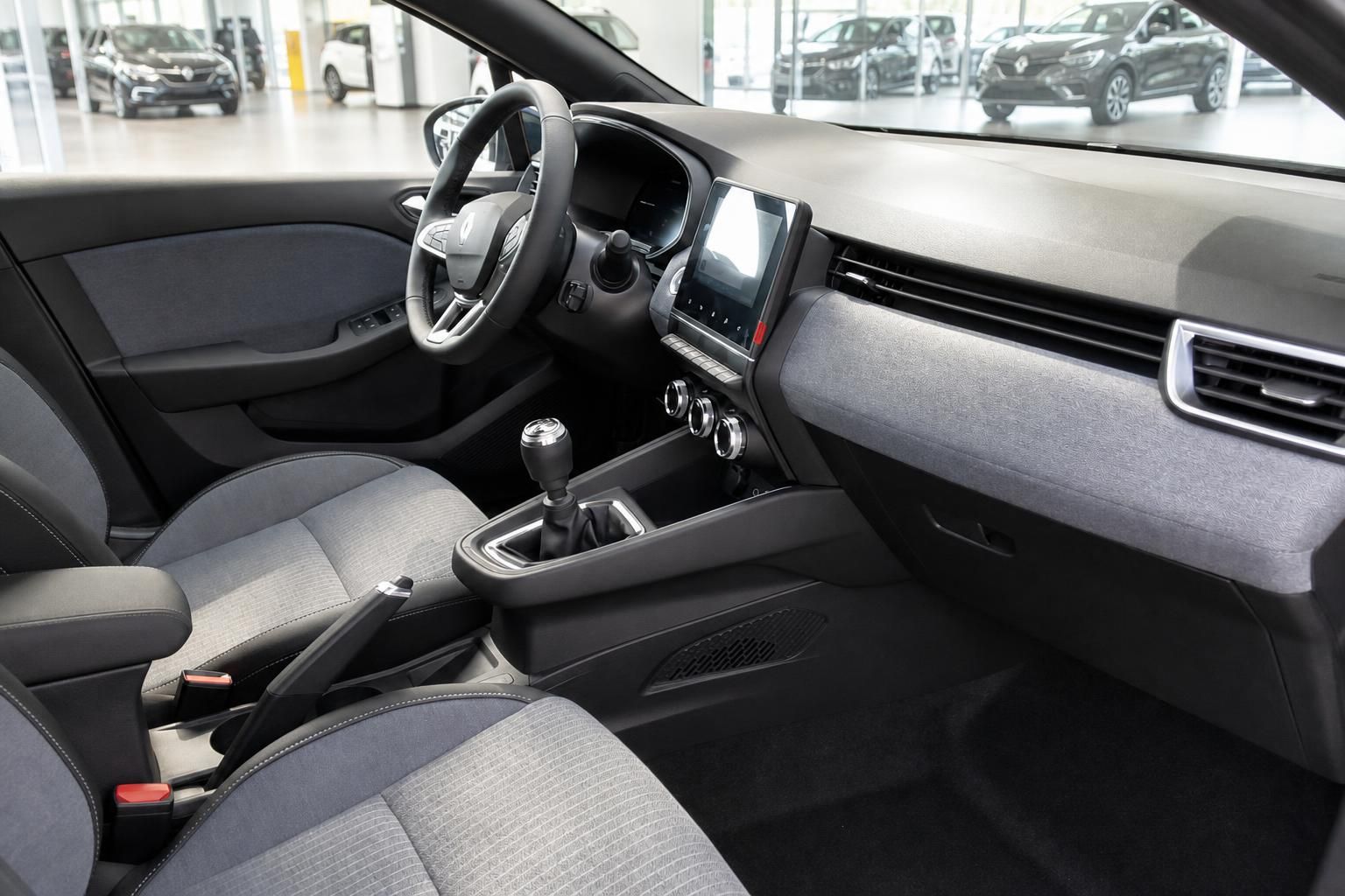 Renault Innenraum mit Cockpit, Lenkrad und Schaltung im Detail