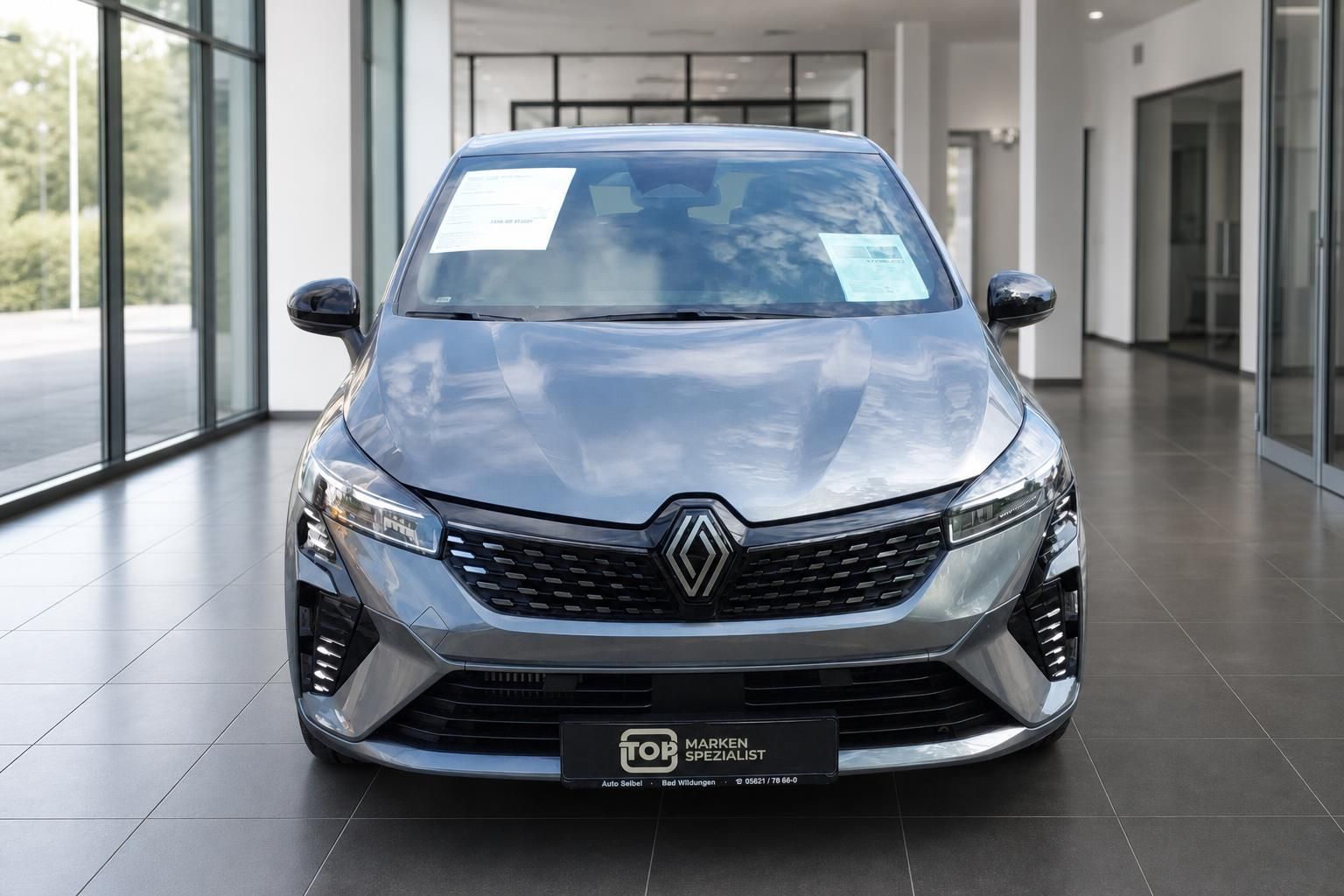 Renault Clio grau in der Frontalansicht mit Kühlergrill