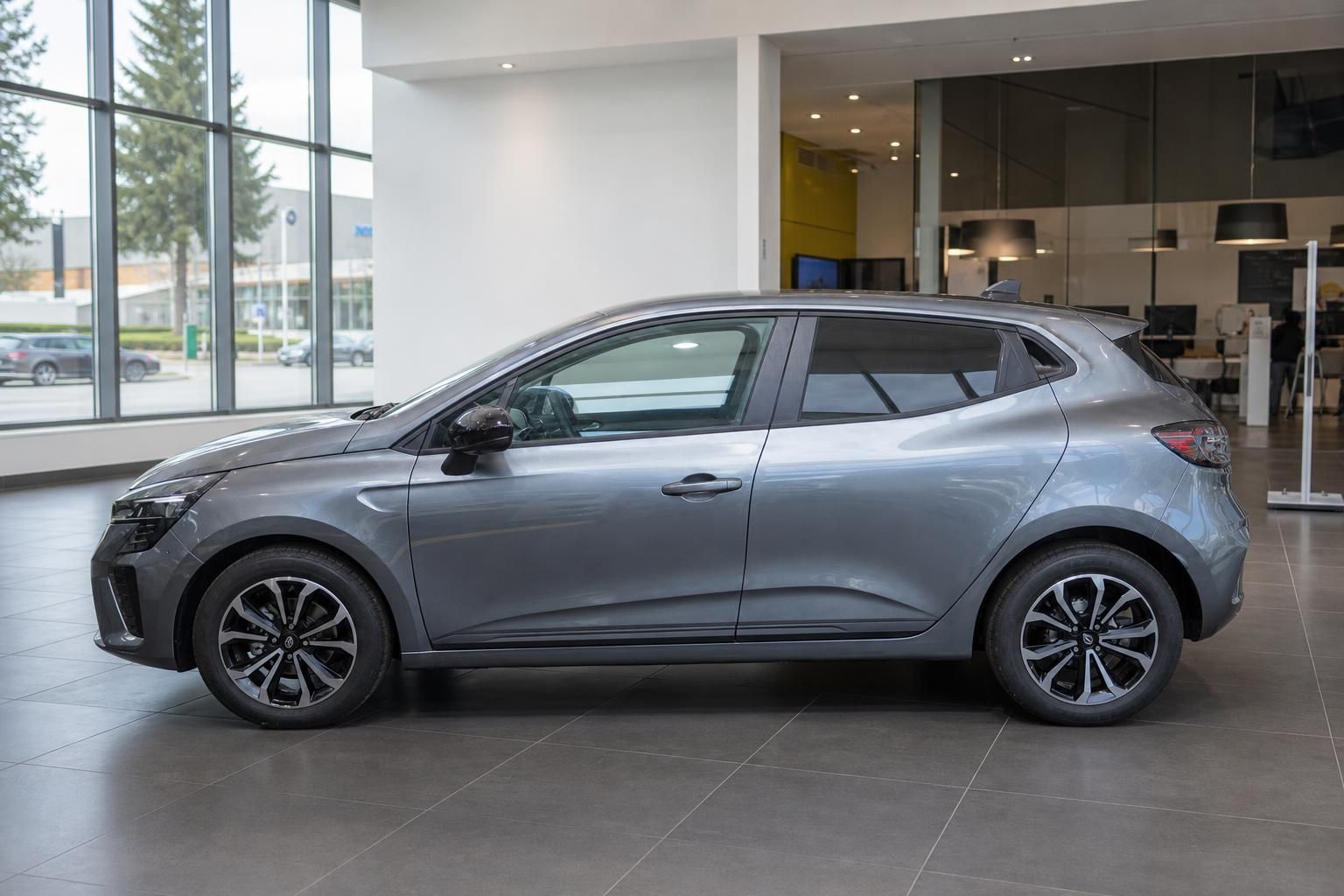 Renault Clio grau in der Seitenansicht im Showroom