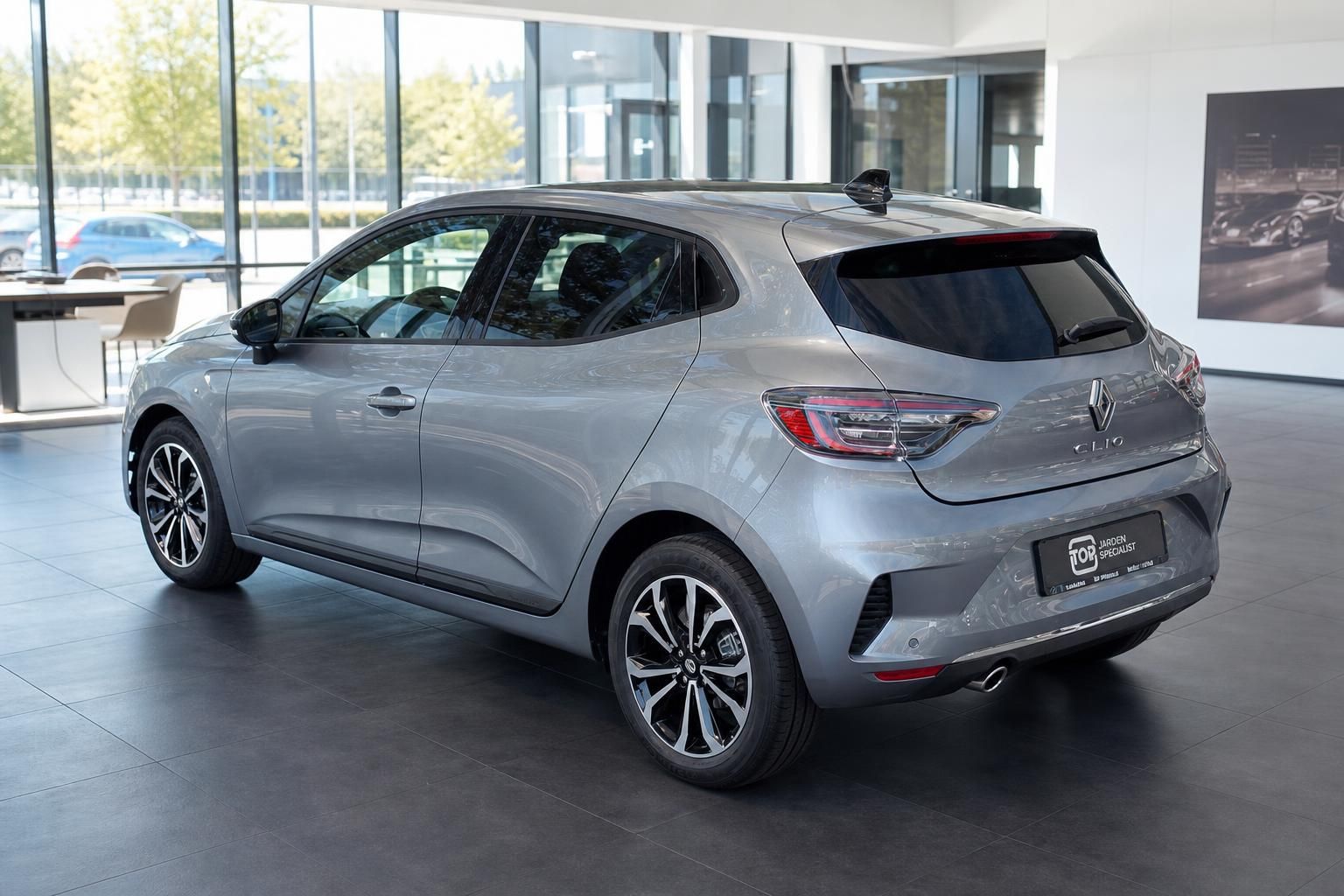 Renault Clio grau in der Heckansicht im Autohaus