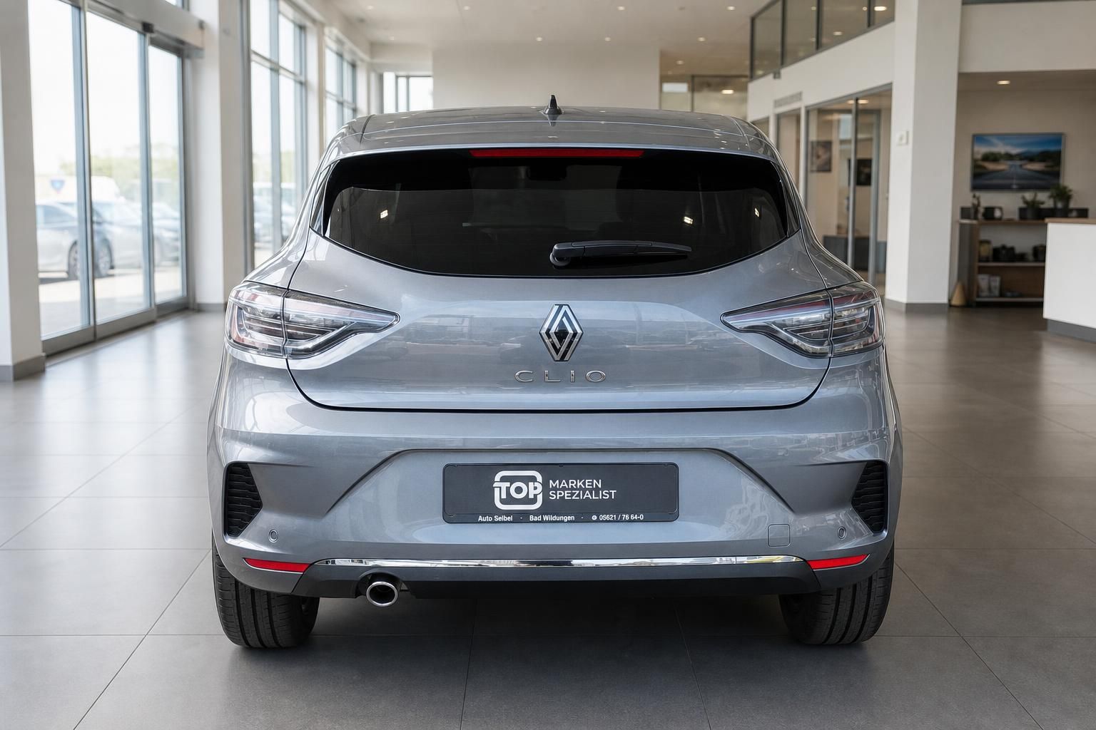 Renault Clio Heckansicht in silbergrau beim Autohaus in der Ausstellung