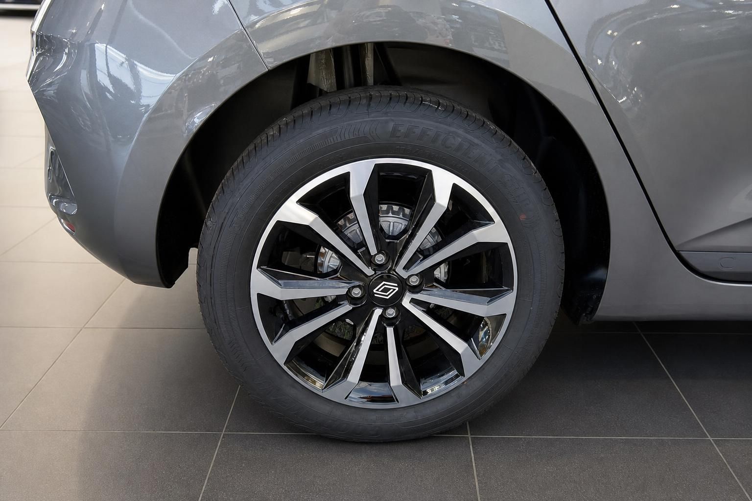 Renault Clio Leichtmetallfelge und Reifen im Detail, Vorderrad