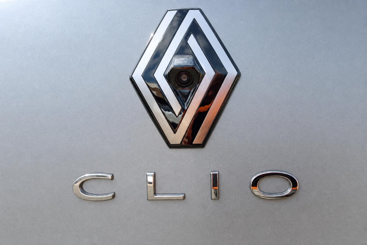 Renault Clio Emblem mit Rückfahrkamera in der Heckklappe, Nahaufnahme