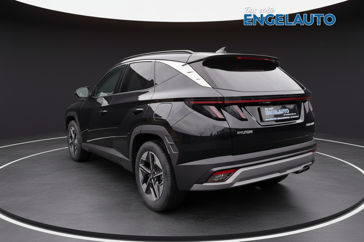 Schwarzer Hyundai Tucson SUV Heckansicht im Autohaus Engelauto Showroom mit modernem LED-Rücklicht-Design und sportlichen Leichtmetallfelgen