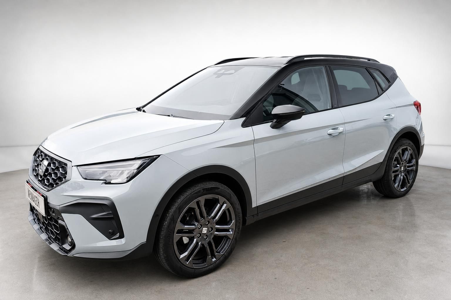 SEAT Arona weiß mit schwarzen Alufelgen, Frontansicht schräg