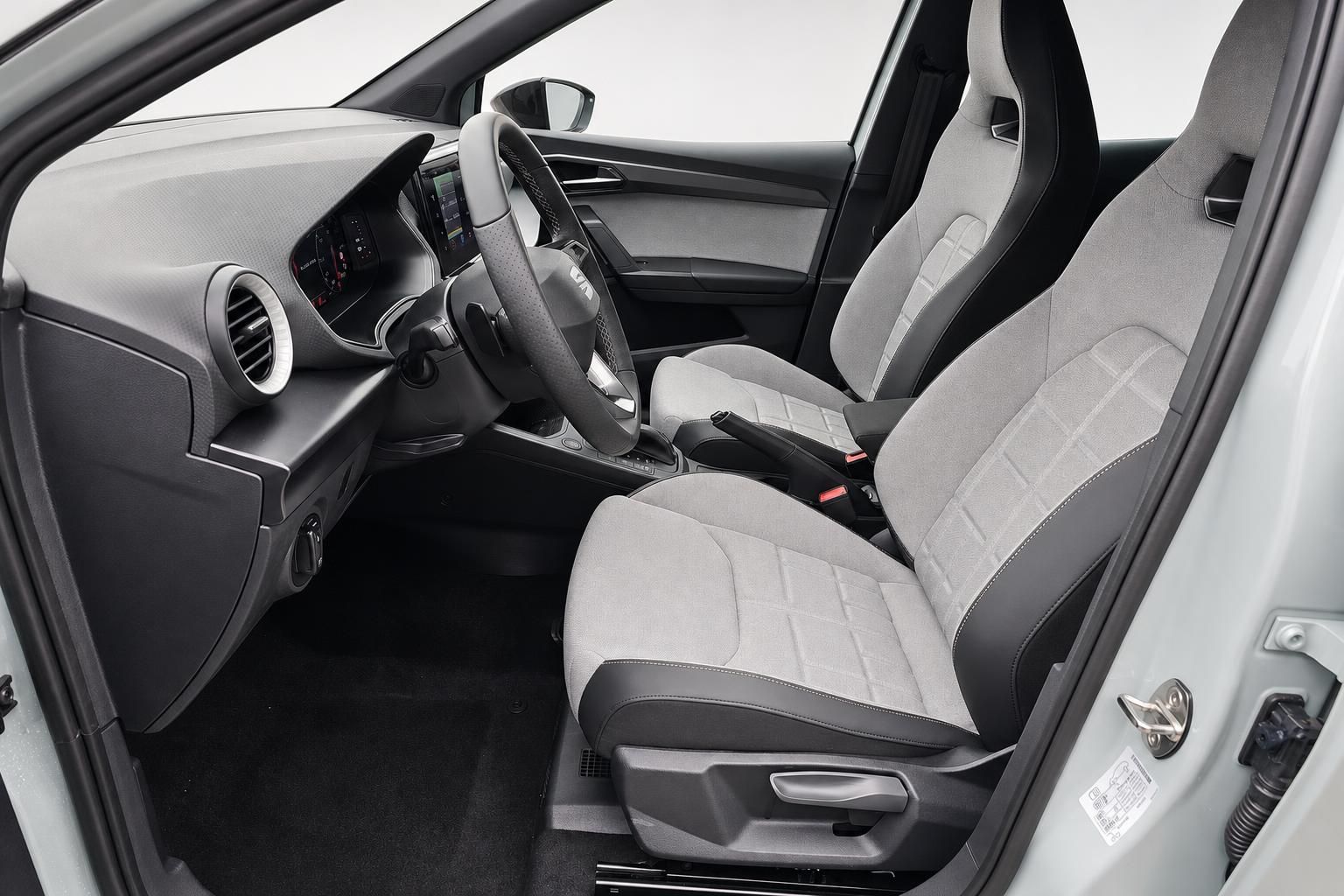 Innenraum SEAT Arona mit grauen Sportsitzen und Cockpit