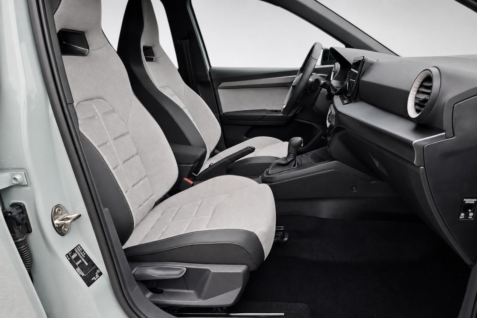 Vordersitze und Armaturenbrett des SEAT Arona im Detail