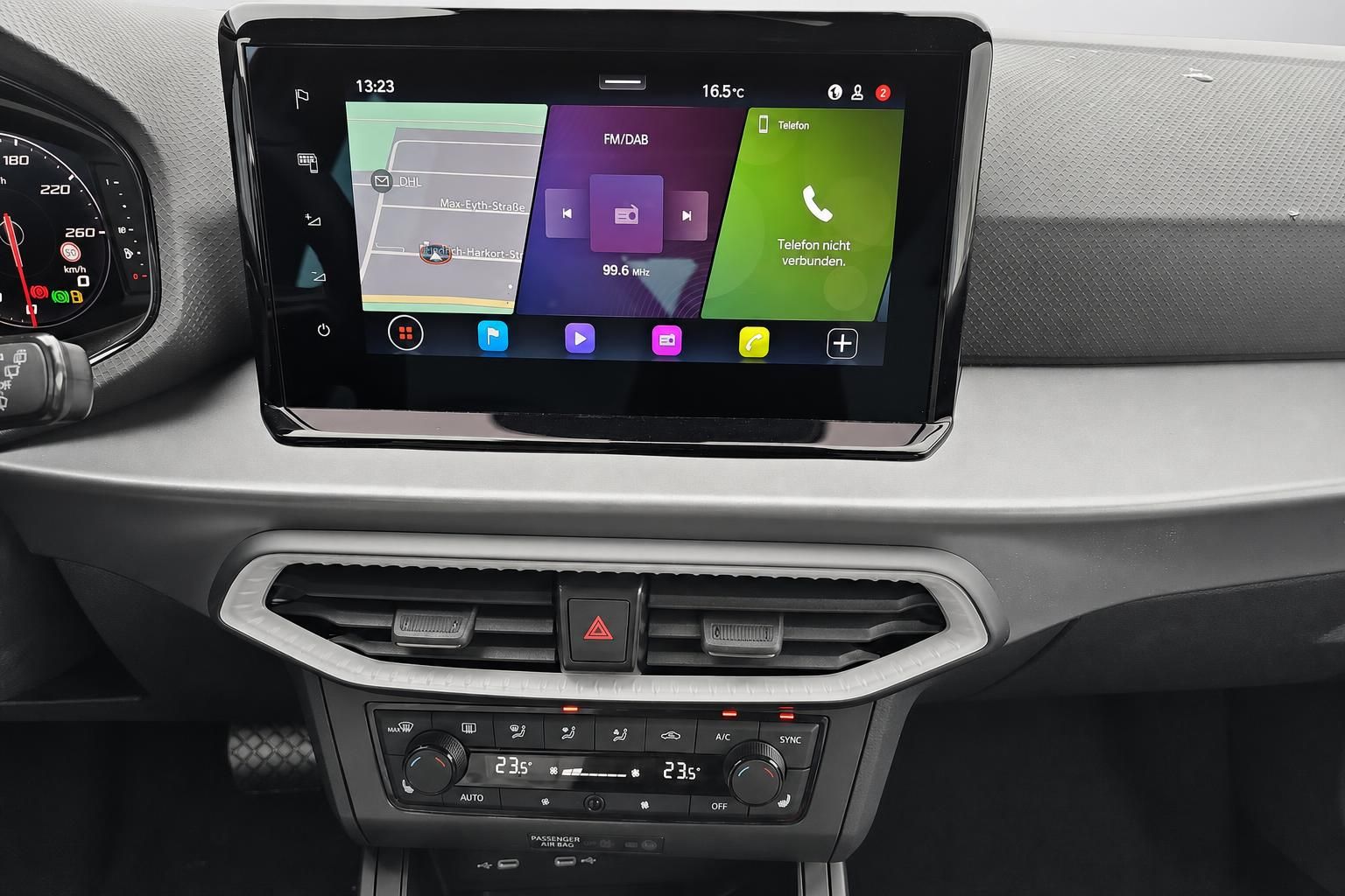Infotainment-Display und Klimabedienung im SEAT Arona