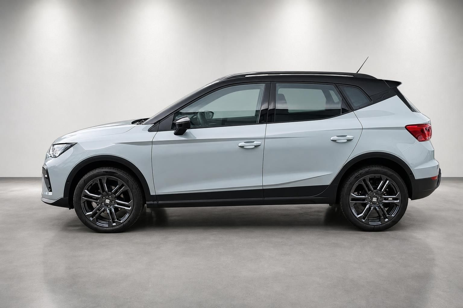SEAT Arona weiß, Seitenansicht mit Leichtmetallfelgen