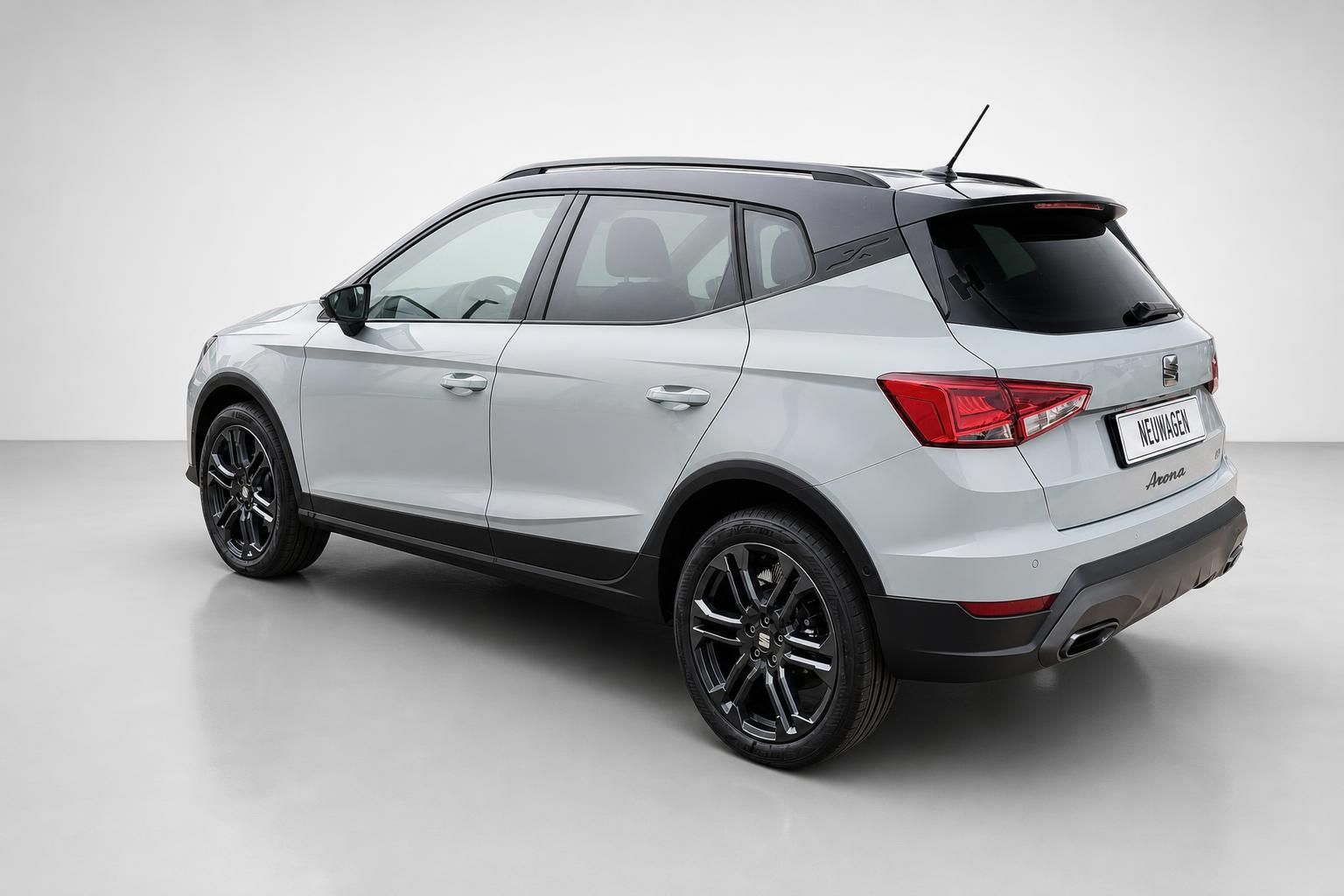 SEAT Arona Heckansicht schräg mit Rückleuchten und Dachreling