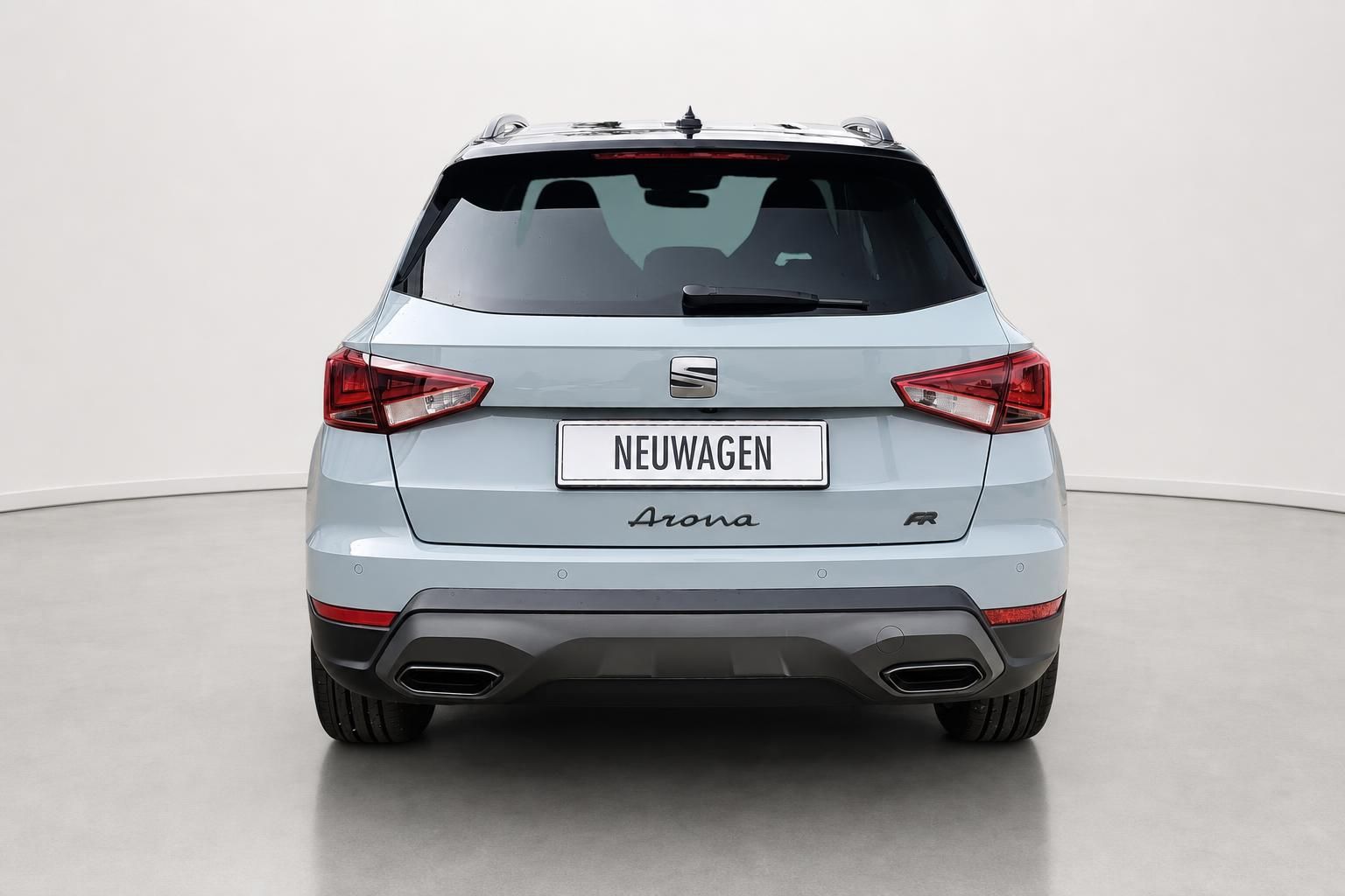 Seat Arona FR Heckansicht in Hellblau als Neuwagen im Studio