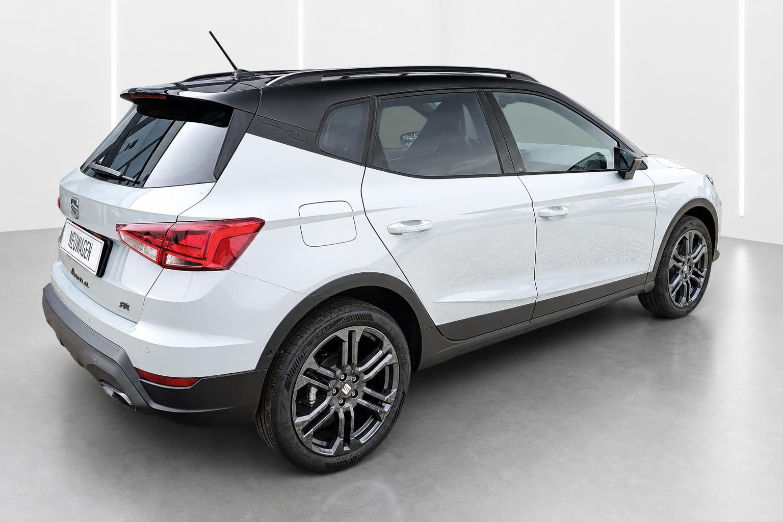 Seat Arona FR in Weiß Seitenansicht hinten mit Leichtmetallfelgen