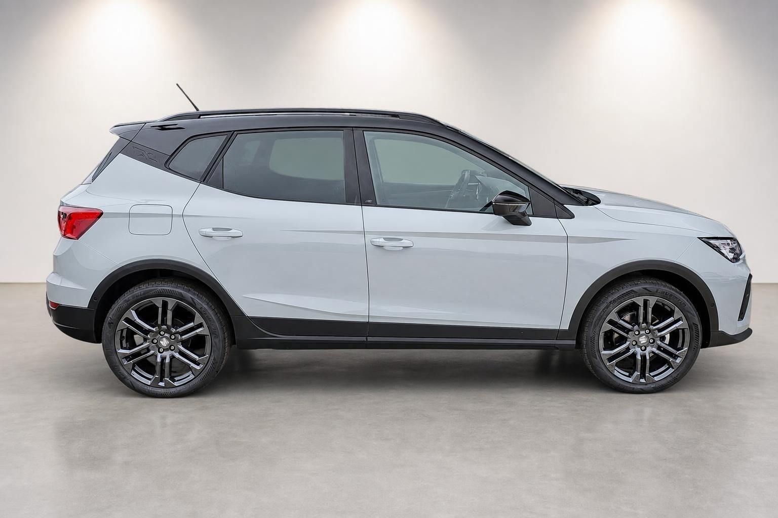 Seat Arona FR weiß Seitenansicht im Fotostudio als Neuwagen