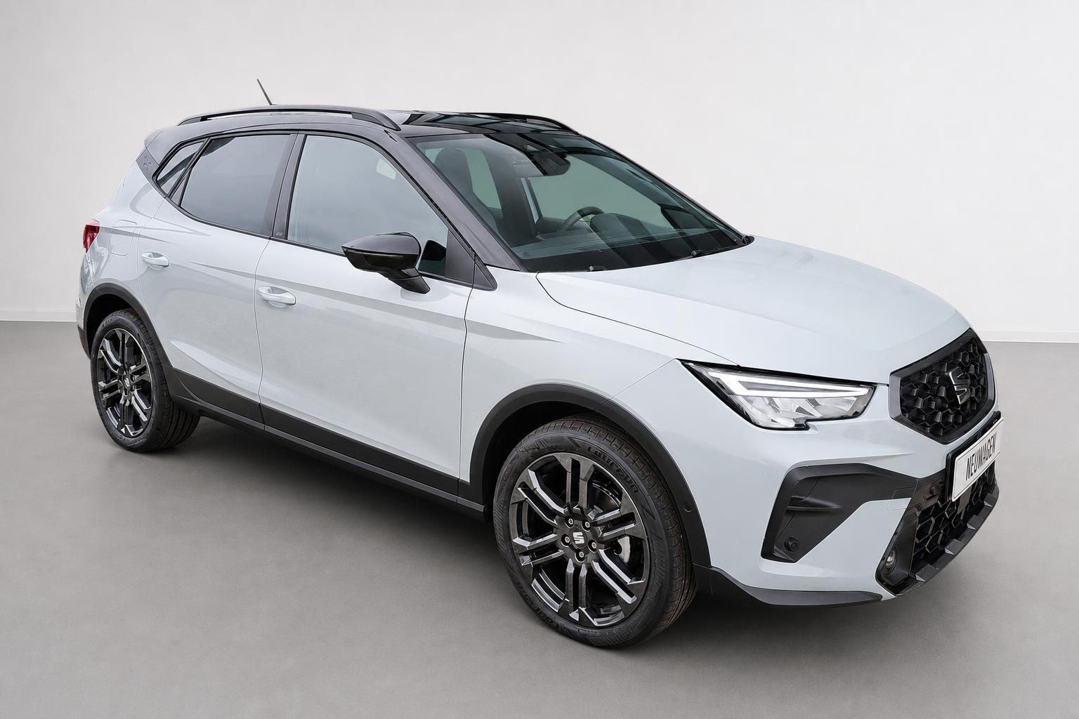 Seat Arona FR in Weiß Frontansicht schräg mit Sportfelgen
