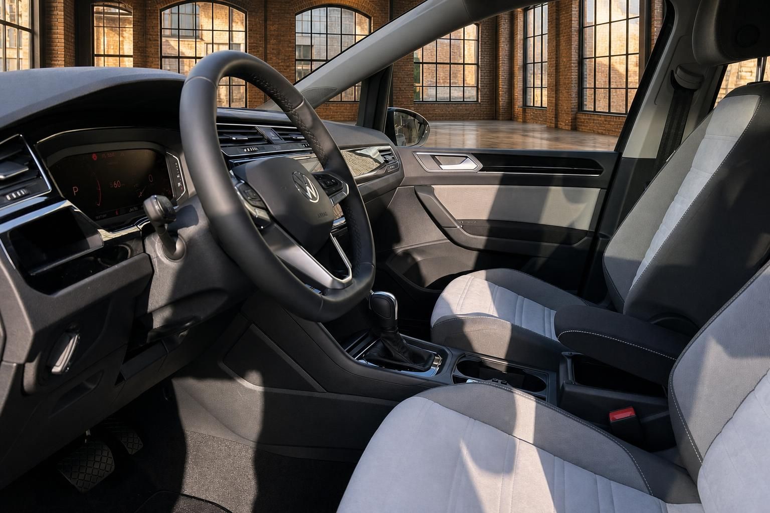 VW Innenraum Cockpit mit Lederlenkrad und Sitzen in Schwarz-Grau