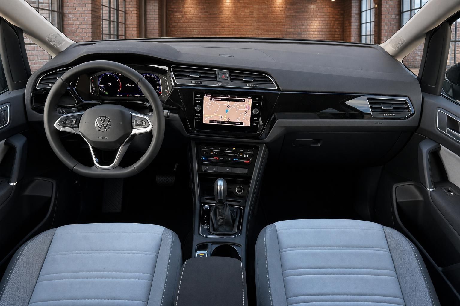 VW Innenraum Frontansicht mit Cockpit, Lenkrad und Vordersitzen