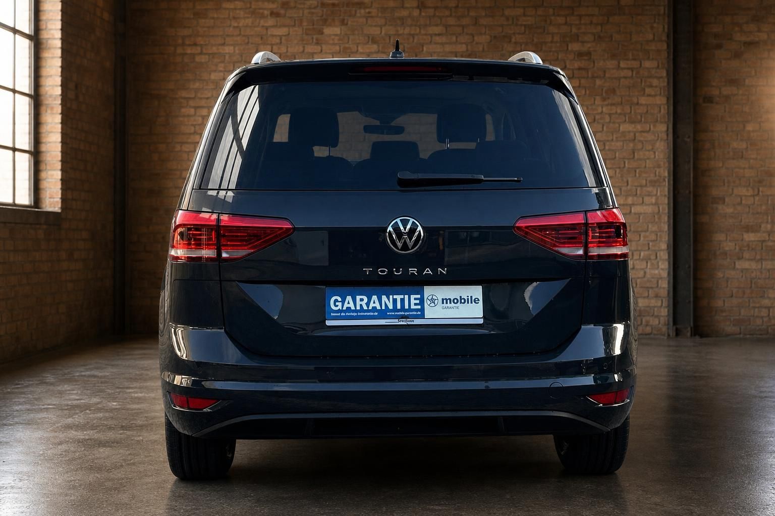 VW Touran schwarz direkte Heckansicht mit Rücklichtern im Detail