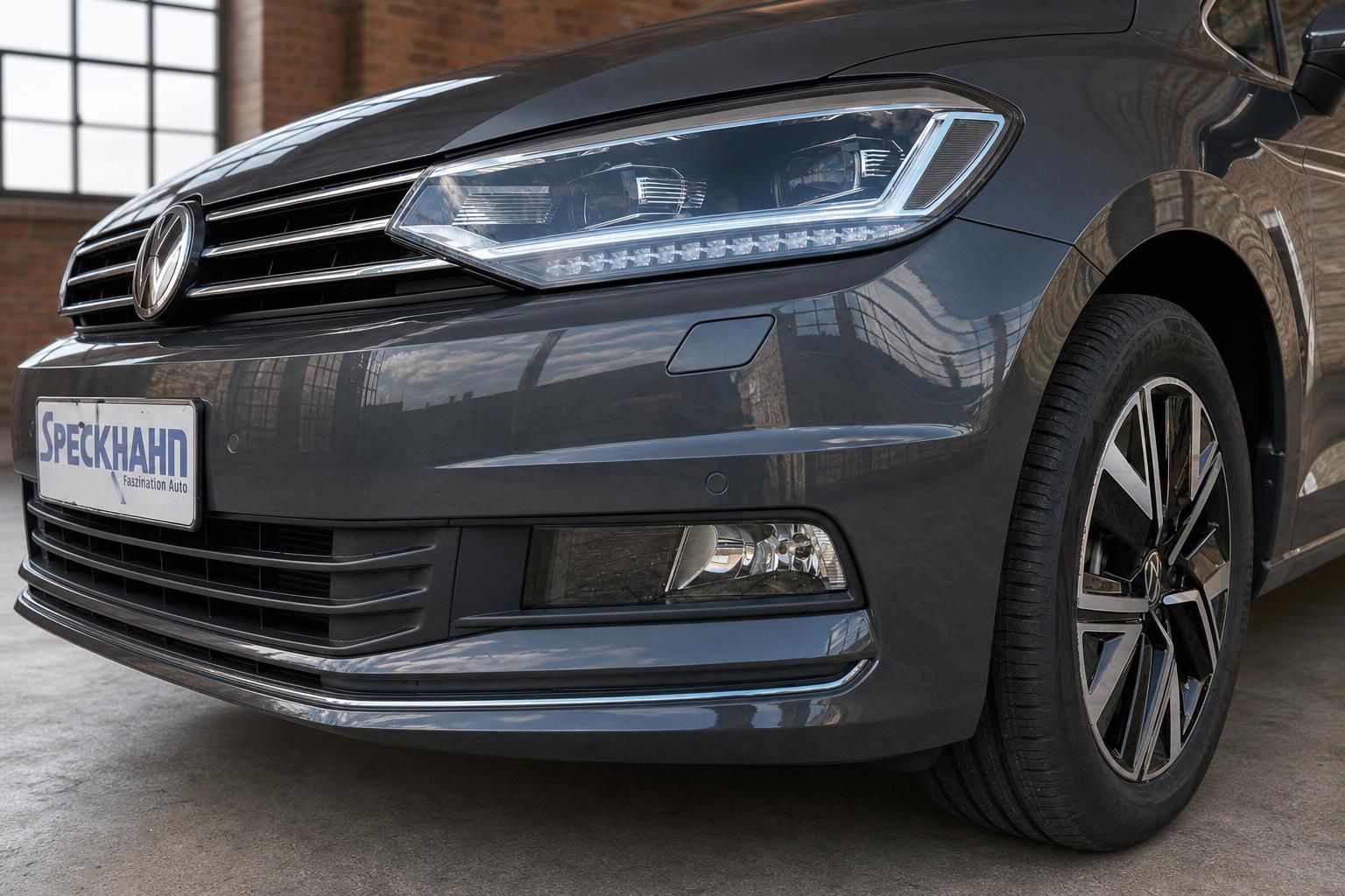 Nahaufnahme LED-Scheinwerfer und Frontstoßstange VW Touran in Grau