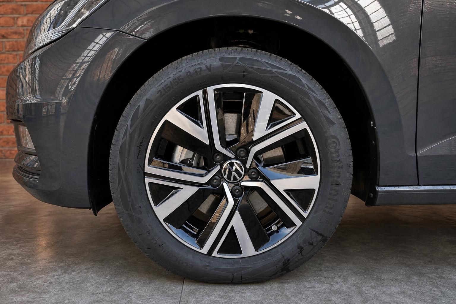 Detailansicht Alufelge und Reifen des VW Touran in Grau-Metallic