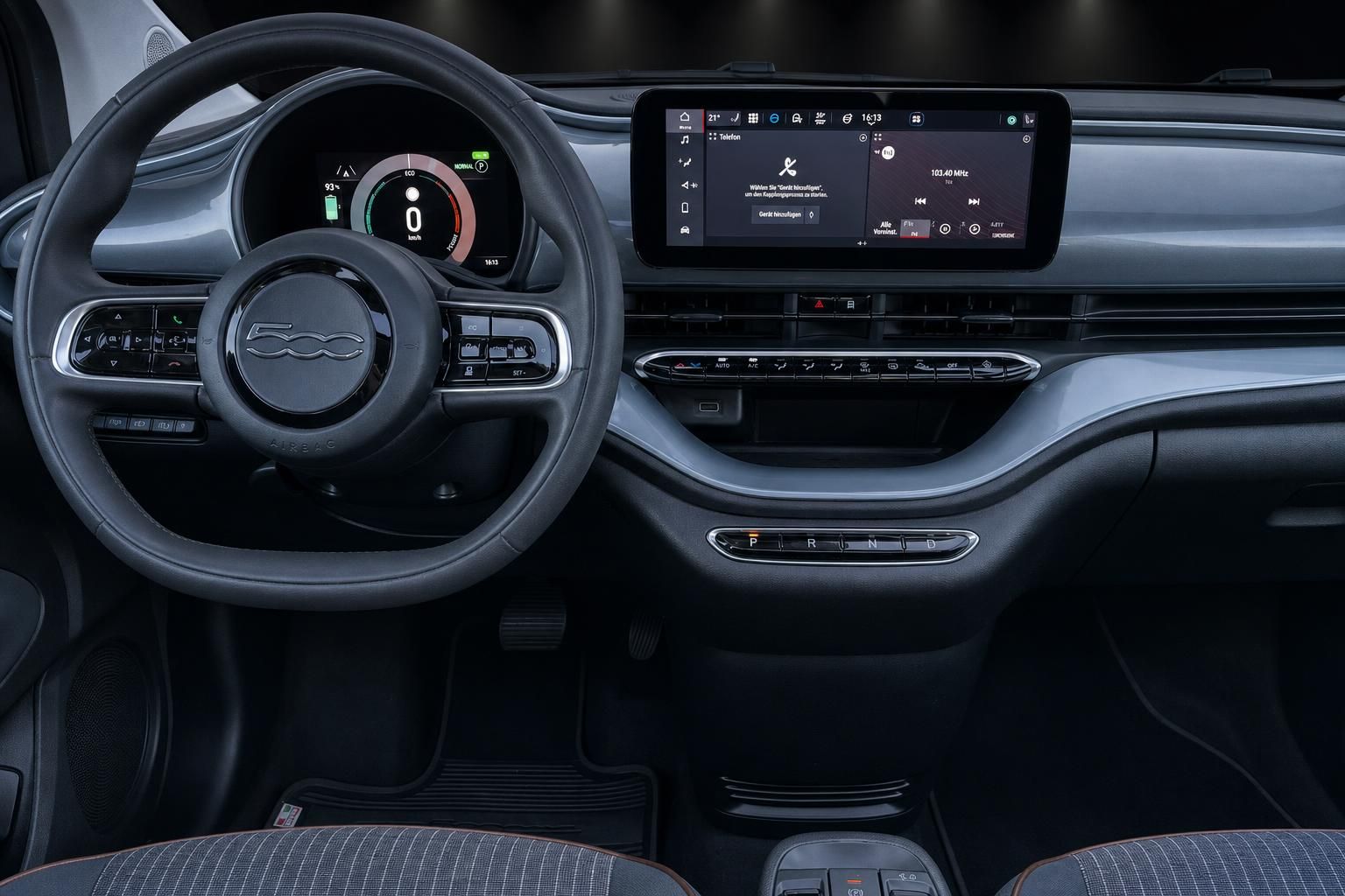 Fiat 500 Innenraum Cockpit mit Lenkrad und Touchscreen Infotainment
