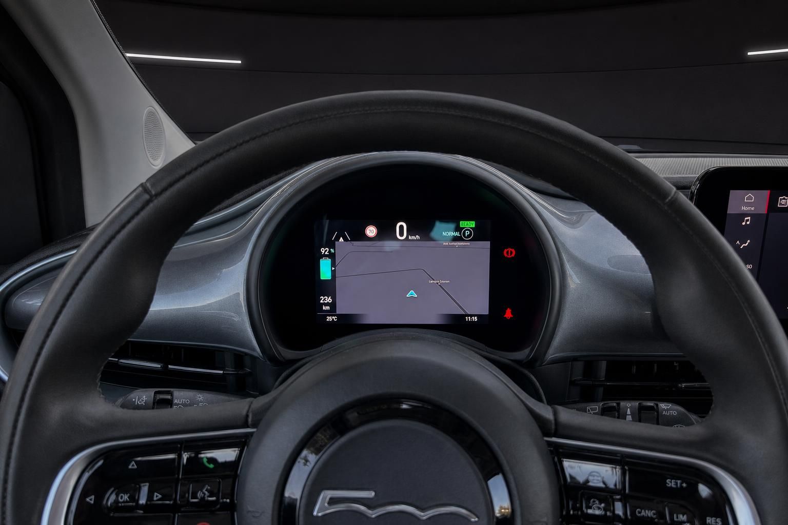 Fiat 500 Cockpit Digitaltacho mit Navigationsanzeige und Lenkrad