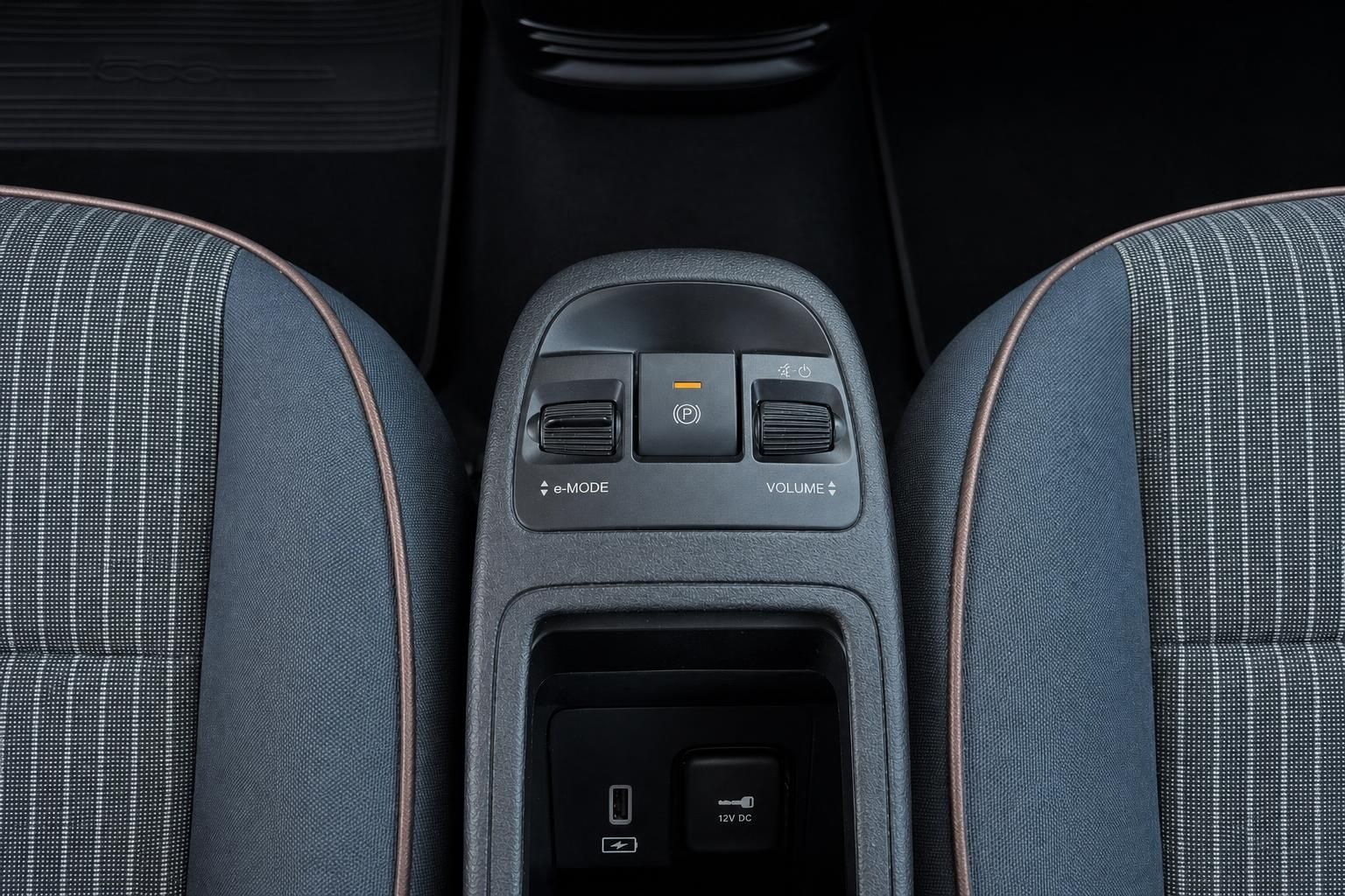Mittelkonsole Fiat 500 mit e-Mode Schalter und USB Anschluss