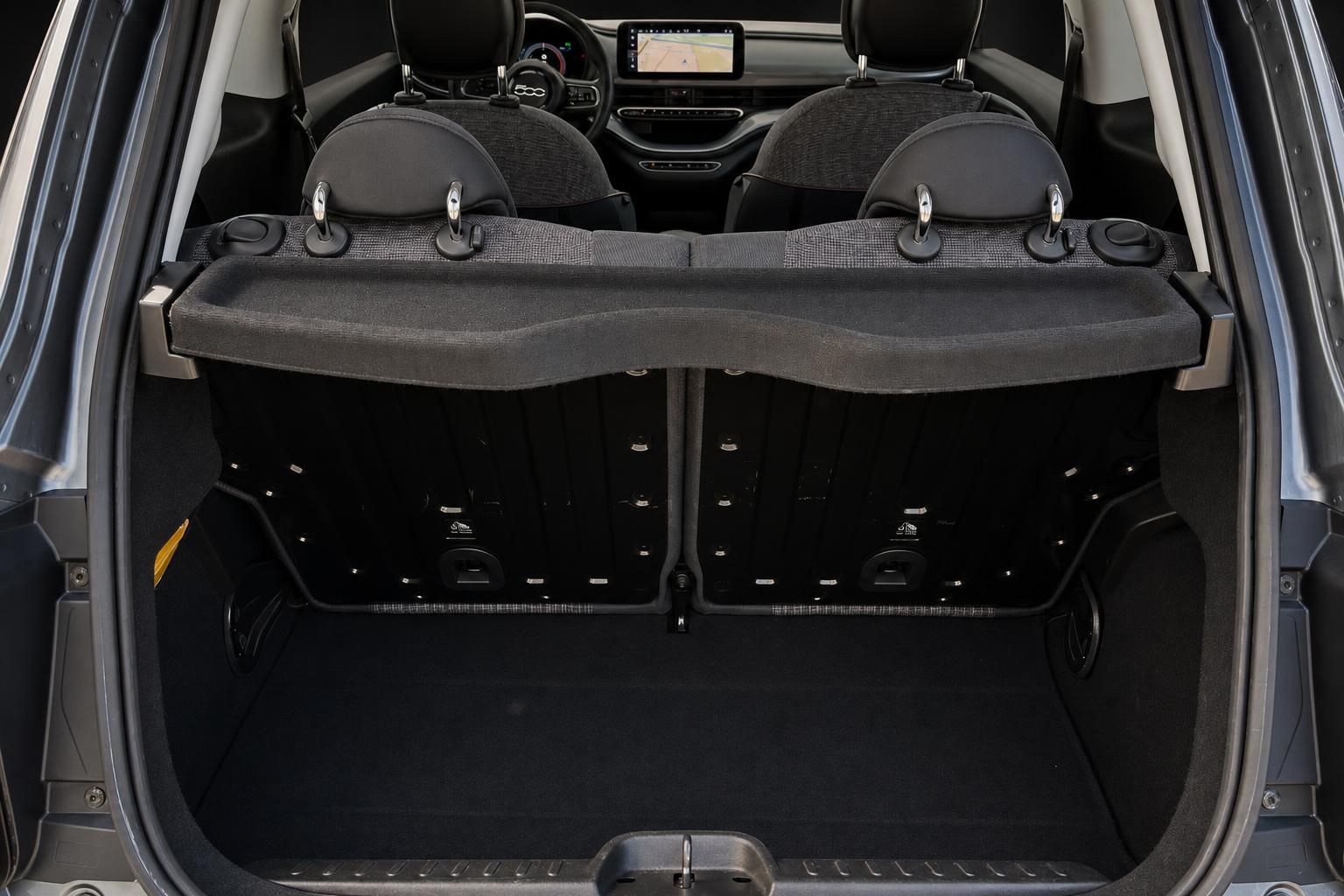 Fiat 500 Kofferraum mit umgeklappter Laderaumabdeckung Ansicht