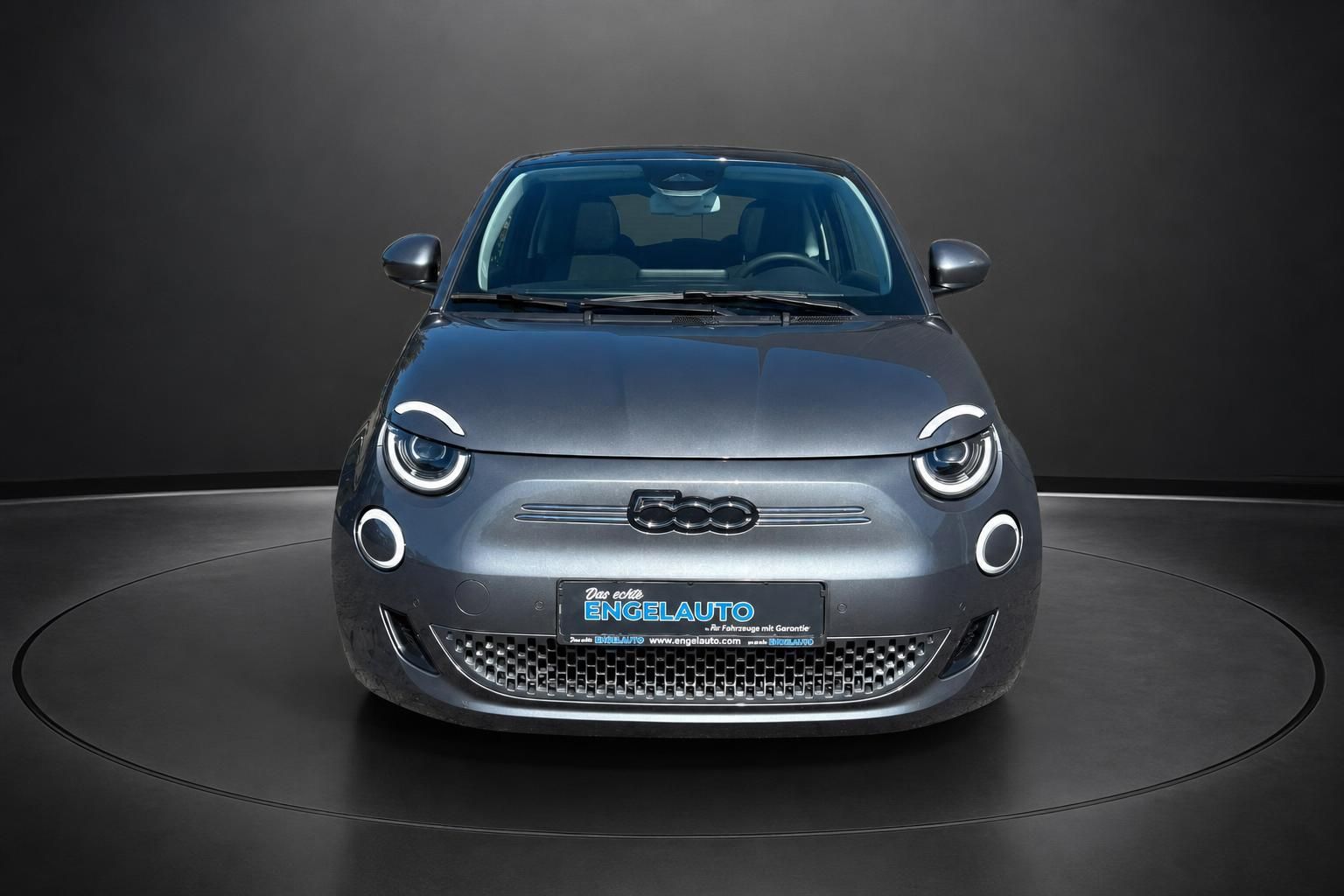 Fiat 500e grau, Frontalansicht mit Kennzeichenhalter Engelauto