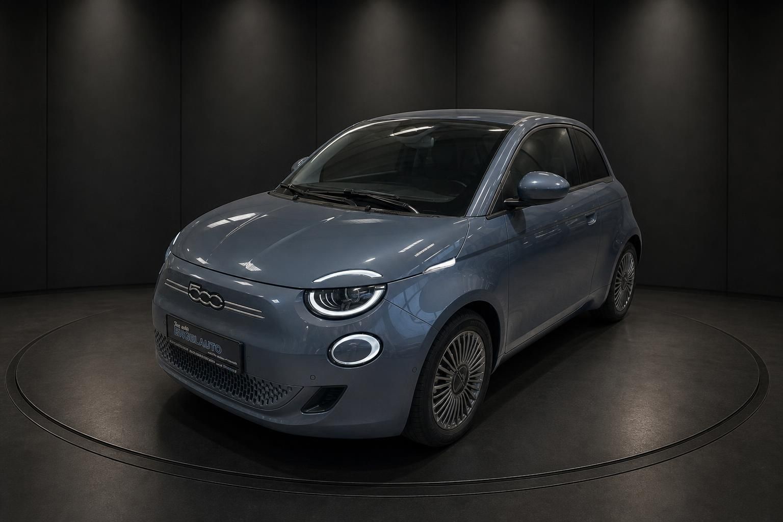 Fiat 500e in Blau, Frontansicht schraeg im Fotostudio