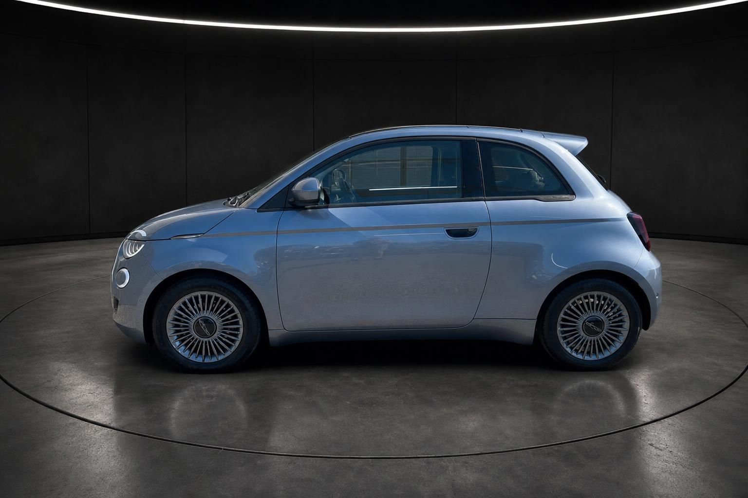 Fiat 500e hellblau, Seitenansicht im Studio praesentiert