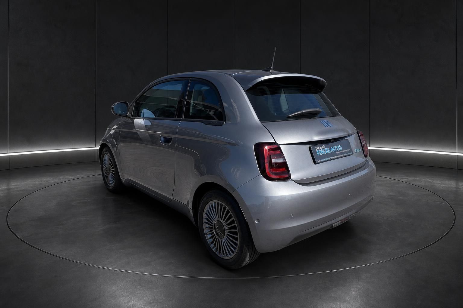 Fiat 500e silber, Heckansicht schraeg mit Ruecklichtern