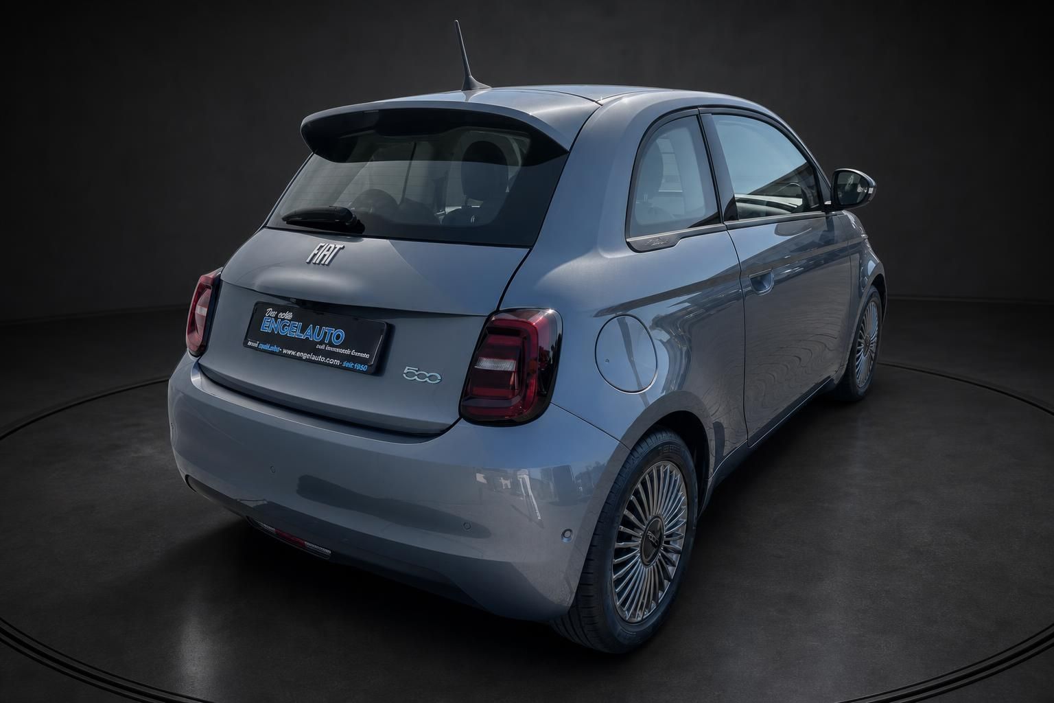 Fiat 500 elektrisch Heck seitlich mit Alufelgen im Studio